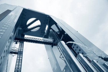 Umeda Gökyüzü Bldg. Osaka, Japonya 'da. Umeda Gökyüzü Binası, Osaka 'nın en yüksek on ikinci binasıdır ve en tanınmış simgelerden biridir..