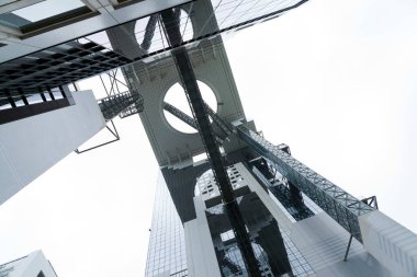 Umeda Gökyüzü Bldg. Osaka, Japonya 'da. Umeda Gökyüzü Binası, Osaka 'nın en yüksek on ikinci binasıdır ve en tanınmış simgelerden biridir..