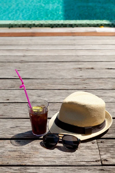 Attrezzatura Estiva Spiaggia Cappello Occhiali Sole Con Bicchiere Coca Sul — Foto Stock