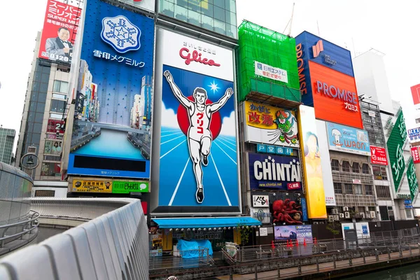 Лёгкий Рекламный Щит Glico Man Другие Световые Табло Донтонбори Намба — стоковое фото