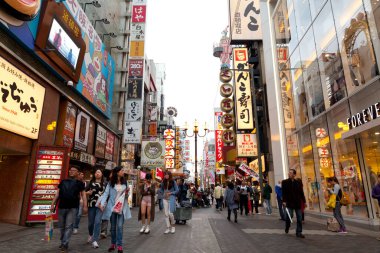 Turistler Osaka 'daki Dotonbori' yi ziyaret ederler. Japonya 'nın Osaka kentindeki turistik merkezlerden biridir..