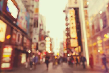 Turistler Osaka 'daki Dotonbori' yi ziyaret ederler. Japonya 'nın Osaka kentindeki turistik merkezlerden biridir..