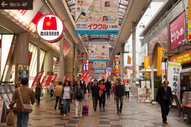 Turistler Osaka 'daki Dotonbori' yi ziyaret ederler. Japonya 'nın Osaka kentindeki turistik merkezlerden biridir..