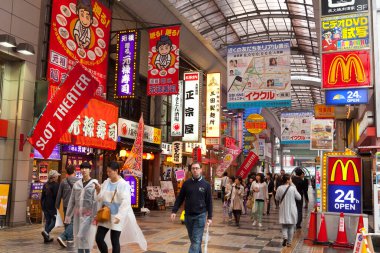 Turistler Osaka 'daki Dotonbori' yi ziyaret ederler. Japonya 'nın Osaka kentindeki turistik merkezlerden biridir..
