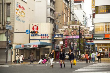 Turistler Osaka 'daki Dotonbori' yi ziyaret ederler. Japonya 'nın Osaka kentindeki turistik merkezlerden biridir.. 