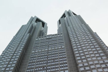 Tokyo Metropolitan hükümet ana binası Shinjuku, Tokyo 'da. Bu 48 katlı kule Tokyo bölge hükümetinin karargahına ev sahipliği yapıyor..