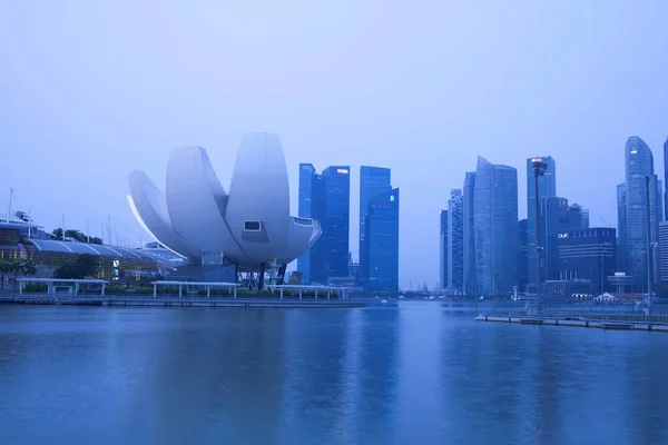 Музей Науки Ночью Marina Bay Sands Сингапуре — стоковое фото
