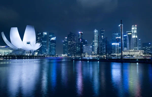 Музей Науки Ночью Marina Bay Sands Сингапуре — стоковое фото