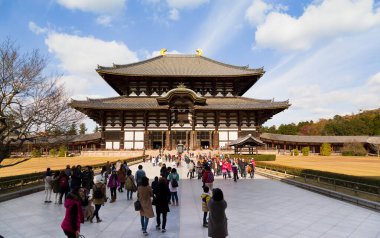 Todaiji Tapınağı, Nara 'nın simgesi ve Japonya' nın en ünlü ve tarihsel olarak önemli Budist tapınaklarından biri.