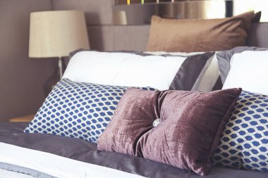 Lüks modern yatak odası mavi ve mor tonlarda.