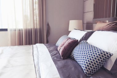 Lüks modern yatak odası mavi ve mor tonlarda.
