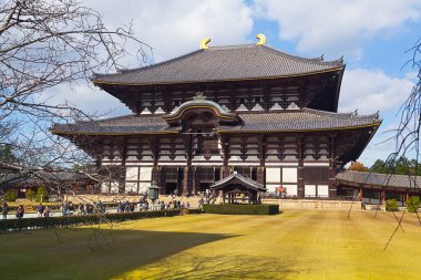 Todaiji Tapınağı, Nara 'nın simgesi ve Japonya' nın en ünlü ve tarihsel olarak önemli Budist tapınaklarından biri.