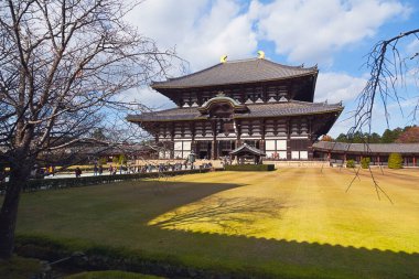 Todaiji Tapınağı, Nara 'nın simgesi ve Japonya' nın en ünlü ve tarihsel olarak önemli Budist tapınaklarından biri.