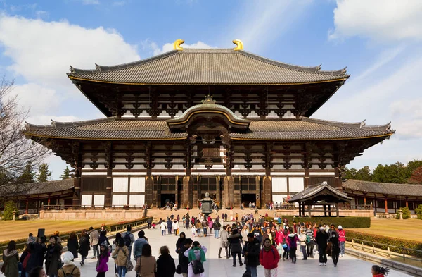 Todaiji Tapınağı, Nara 'nın simgesi ve Japonya' nın en ünlü ve tarihsel olarak önemli Budist tapınaklarından biri.