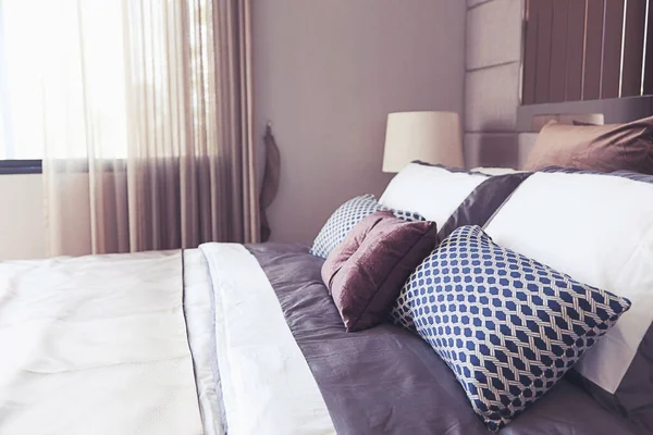 Lüks modern yatak odası mavi ve mor tonlarda.