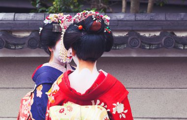 Çırak geyşa, Japonya 'da şemsiyeli Maiko..