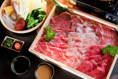 Shabu ve Sukiyaki Japon usulü çiğ et dilimi. Restoranda menü oluşturmak için kullanılabilir.