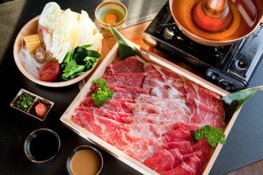 Shabu ve Sukiyaki Japon usulü çiğ et dilimi. Restoranda menü oluşturmak için kullanılabilir.