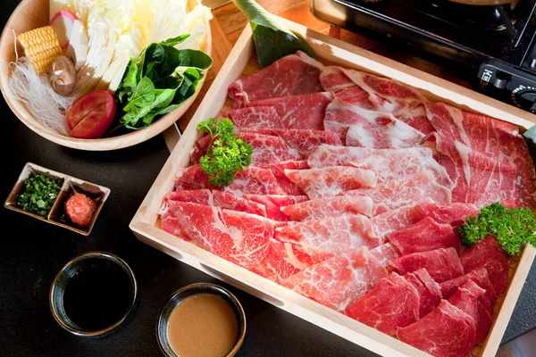 Nyers Vörös Marhahús Szelet Shabu Sukiyaki Japán Stílusban Étlap Készítéséhez — Stock Fotó