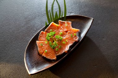 Taze dilimlenmiş somon filetosu ya da Shabu shabu ve sukiyaki, Japon yemeği..