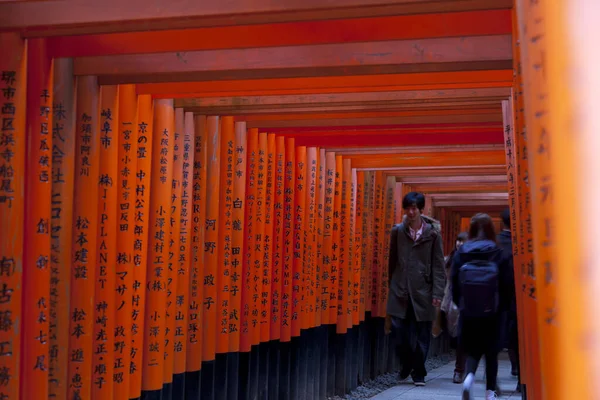 People Walk Famous Red Tori Gate Fushimi Inari Shrine Kyoto — Stock Photo, Image