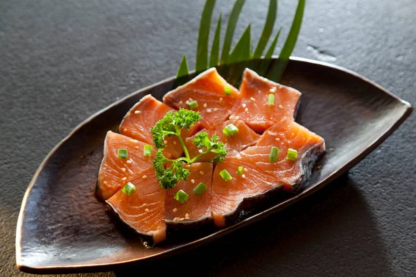 Verse Gesneden Zalmfilet Een Bord Voor Het Koken Shabu Shabu — Stockfoto