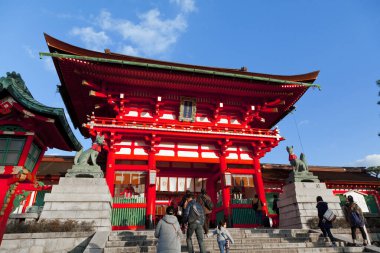 Birçok insan Japonya 'nın Kyoto kentindeki Fushimi Inari Tapınağı' nı ziyaret eder. Fushimi Inari Taisha, Inari 'nin baş mabedidir ve 4 kilometre uzunluğunda daha küçük türbeleri vardır..
