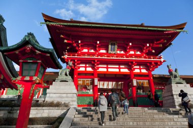 Birçok insan Japonya 'nın Kyoto kentindeki Fushimi Inari Tapınağı' nı ziyaret eder. Fushimi Inari Taisha, Inari 'nin baş mabedidir ve 4 kilometre uzunluğunda daha küçük türbeleri vardır..