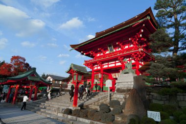 Birçok insan Japonya 'nın Kyoto kentindeki Fushimi Inari Tapınağı' nı ziyaret eder. Fushimi Inari Taisha, Inari 'nin baş mabedidir ve 4 kilometre uzunluğunda daha küçük türbeleri vardır..