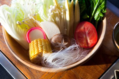 Izgara ızgara ya da haşlanmış shabu pişirmek için bir kâsede taze et ve sebze..