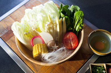 Izgara ızgara ya da haşlanmış shabu pişirmek için bir kâsede taze et ve sebze..