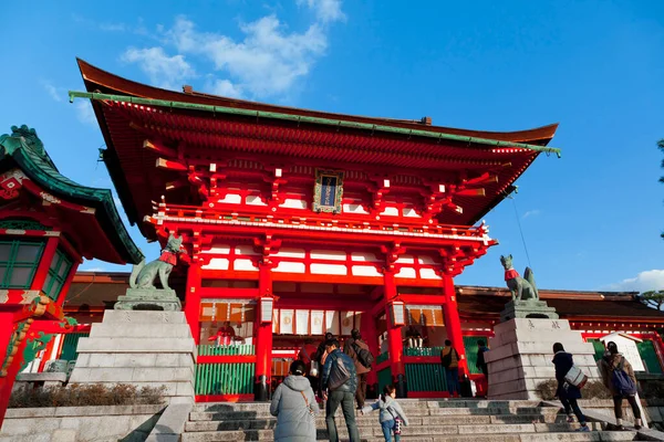 京都の伏見稲荷神社には多くの人が訪れます 伏見稲荷大社 ふしみいなりたいしゃ 稲荷の総本社であり 4キロメートルに及ぶ小さな神社の跡がある — ストック写真