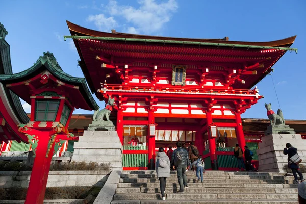 京都の伏見稲荷神社には多くの人が訪れます 伏見稲荷大社 ふしみいなりたいしゃ 稲荷の総本社であり 4キロメートルに及ぶ小さな神社の跡がある — ストック写真