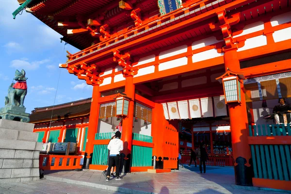 京都の伏見稲荷神社には多くの人が訪れます 伏見稲荷大社 ふしみいなりたいしゃ 稲荷の総本社であり 4キロメートルに及ぶ小さな神社の跡がある — ストック写真