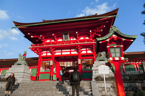 京都の伏見稲荷神社には多くの人が訪れます 伏見稲荷大社 ふしみいなりたいしゃ 稲荷の総本社であり 4キロメートルに及ぶ小さな神社の跡がある — ストック写真