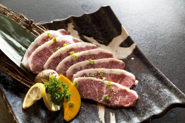 Japon wagyu bifteği Yakiniku yemeği için dilimlenmiş..