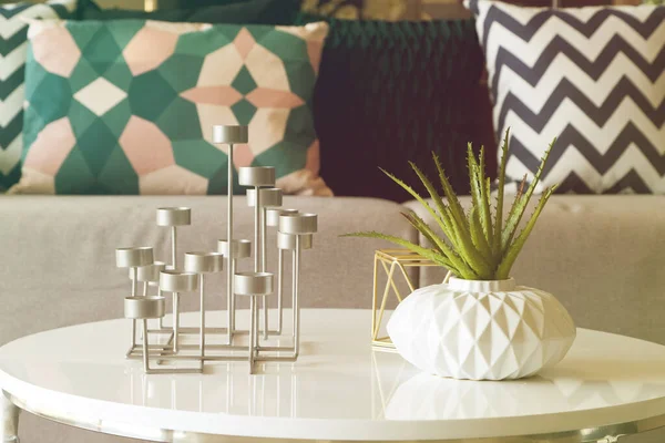 Grüne Pflanze Der Vase Und Kerzenständer Auf Dem Wohnzimmertisch — Stockfoto