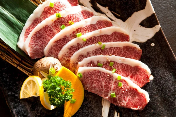 Premium Ιαπωνικό Βόειο Κρέας Wagyu Φέτες Στο Πιάτο Για Yakiniku — Φωτογραφία Αρχείου