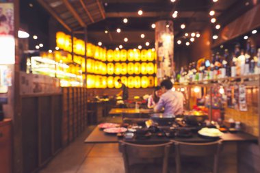 Suşi restoranının bulanık arka planı. Geleneksel Japon mutfağı ve Tokyo, Japonya 'da küçük işletmeler.