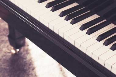 Piyano tuşları yakın plan. Abanoz ve Fildişi renkli piyano tuşları.