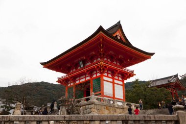 Japonya 'nın Kyoto kentindeki Kiyomizu Tapınağı' nı gezen turistler.