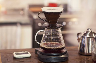 Kahve yapma stili üzerine damlayan bira. Alternatif kahve yapma yöntemleri.