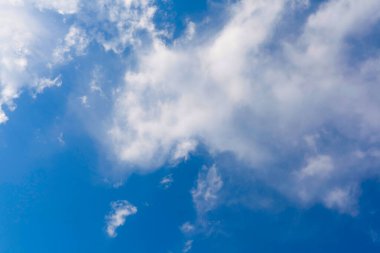 Büyük mavi gökyüzü ve yaz günü bulutlar..