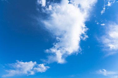 Büyük mavi gökyüzü ve yaz günü bulutlar..