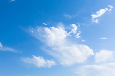 Büyük mavi gökyüzü ve yaz günü bulutlar..