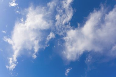 Büyük mavi gökyüzü ve yaz günü bulutlar..