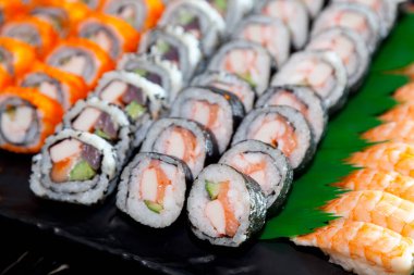 Açık büfe kuyruğunda bir sürü suşi ve maki var. Japon geleneksel yemekleri.
