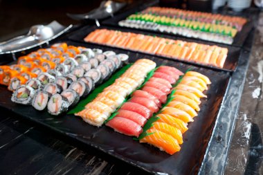 Açık büfe kuyruğunda bir sürü suşi ve maki var. Japon geleneksel yemekleri.