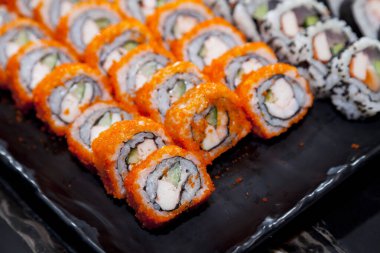 Açık büfe kuyruğunda bir sürü suşi ve maki var. Japon geleneksel yemekleri.