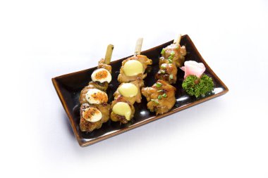 Çeşitli türde ızgara kushiyaki ya da beyaz arka planda et şişleri. Japon usulü İzakaya restoranında şiş yemek..